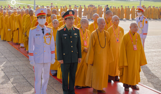 Đại biểu dự Đại hội IX Giáo hội Phật giáo Việt Nam viếng Lăng Chủ tịch Hồ Chí Minh