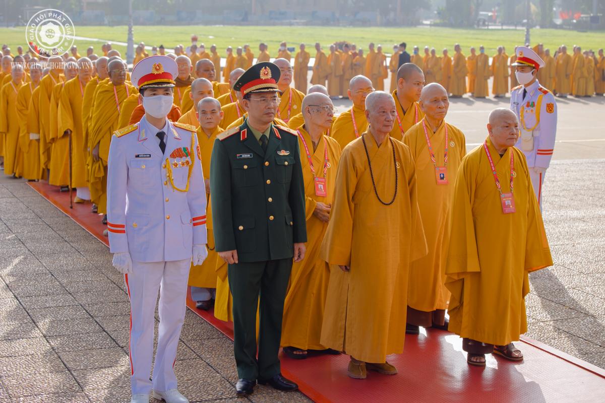Đại biểu dự Đại hội IX Giáo hội Phật giáo Việt Nam viếng Lăng Chủ tịch Hồ Chí Minh