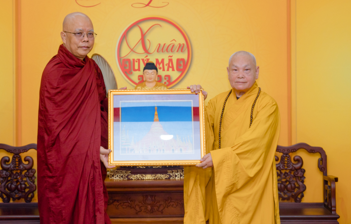 Phái đoàn Trường Đại học Quốc tế Truyền bá Phật giáo Nguyên thủy Miến Điện thăm Hòa thượng Chủ tịch HĐTS GHPGVN