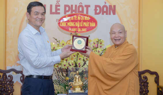 Giám đốc Công an TP.HCM chúc mừng Phật đản Hòa thượng Chủ tịch