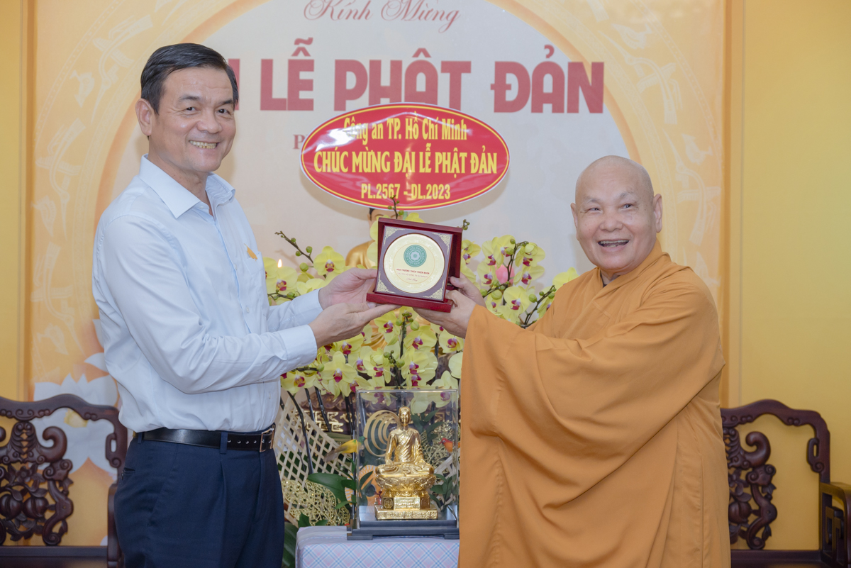 Giám đốc Công an TP.HCM chúc mừng Phật đản Hòa thượng Chủ tịch