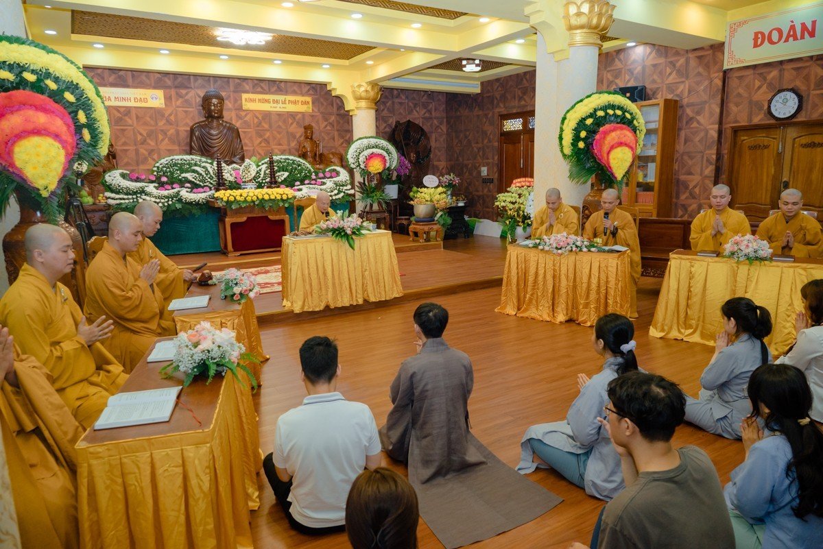 Lễ quy y Tam Bảo tại chùa Minh Đạo nhân dịp Phật đản PL.2567