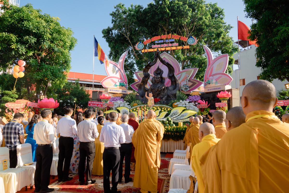 Phật giáo Quận 3 kính mừng Phật đản tại công viên tượng đài Bồ tát Thích Quảng Đức