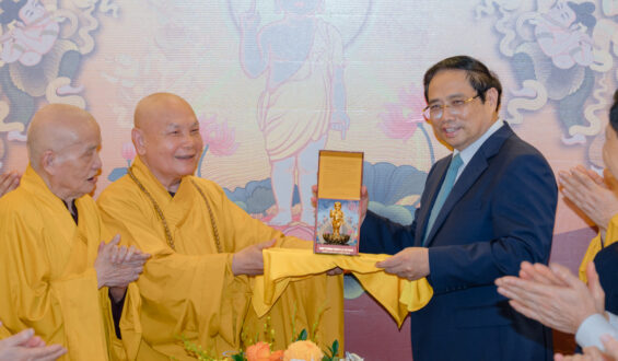 Thủ tướng Chính phủ thăm, chúc mừng Phật đản tại chùa Quán Sứ