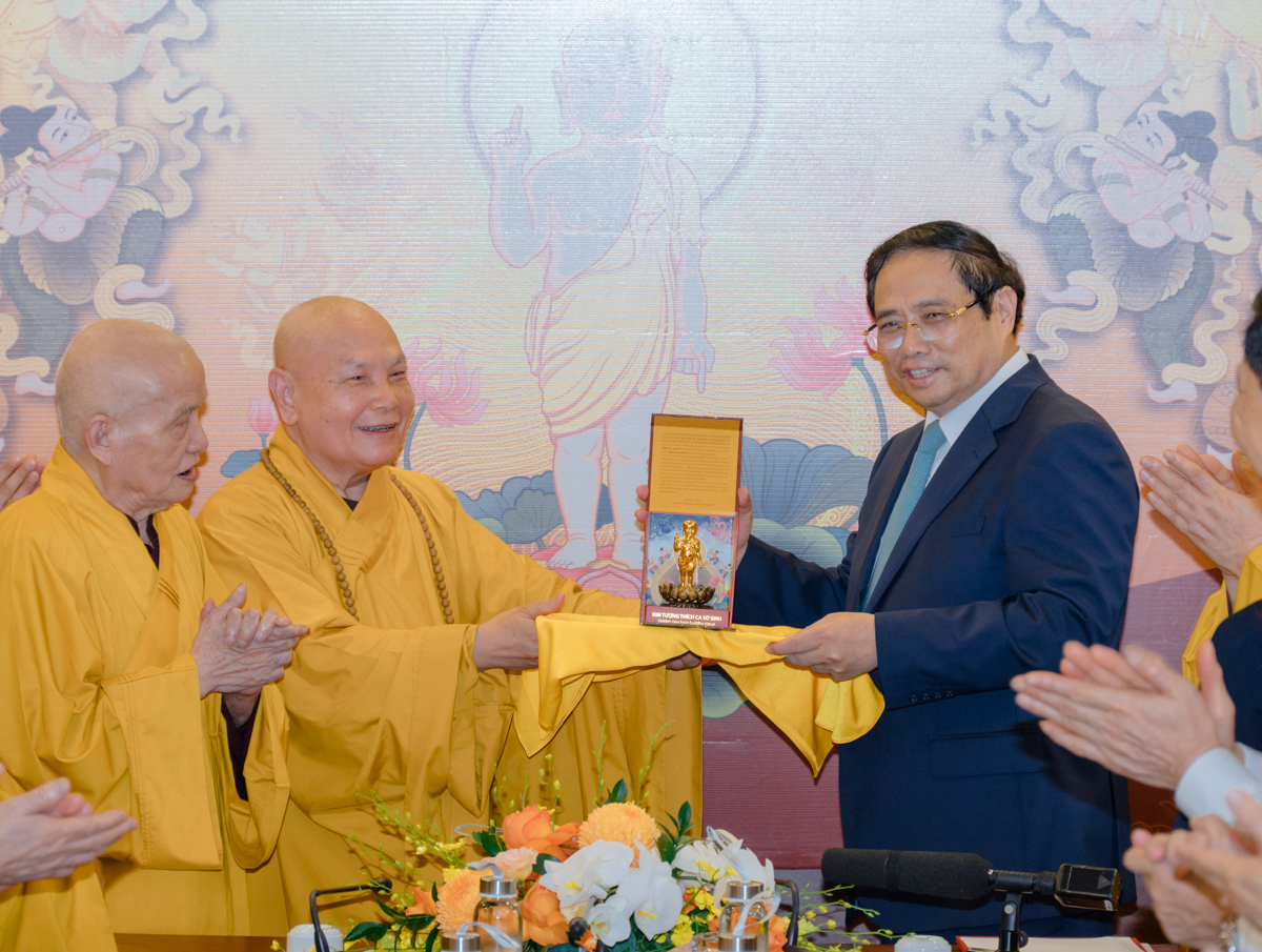 Thủ tướng Chính phủ thăm, chúc mừng Phật đản tại chùa Quán Sứ