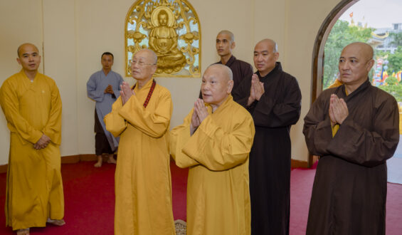 Hòa thượng Chủ tịch đảnh lễ xá lợi Trưởng lão Hòa thượng Thích Trí Quang tại chùa Đại Giác