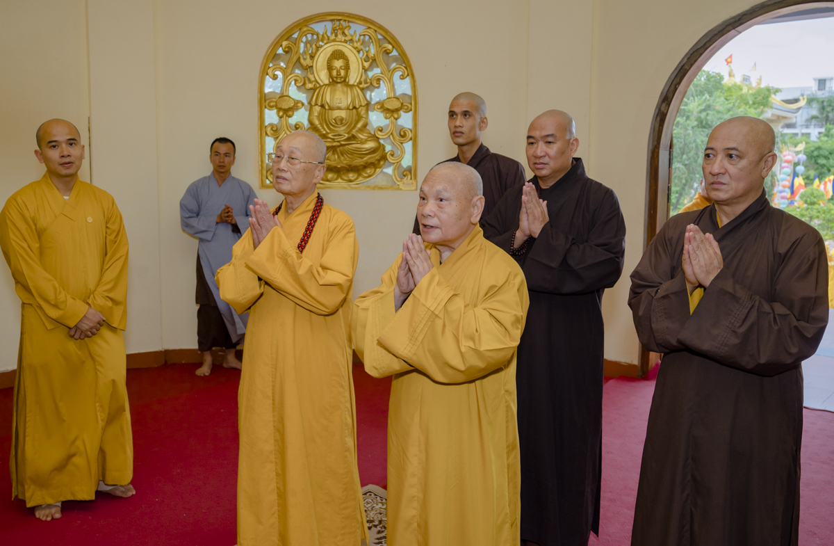 Hòa thượng Chủ tịch đảnh lễ xá lợi Trưởng lão Hòa thượng Thích Trí Quang tại chùa Đại Giác