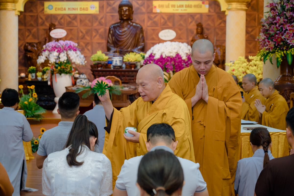 Hòa thượng Thích Thiện Nhơn truyền giới quy y Tam Bảo cho Phật tử
