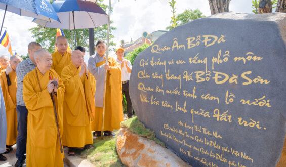 Hoà thượng Chủ tịch trồng cây lưu niệm tại Núi Bà Đen