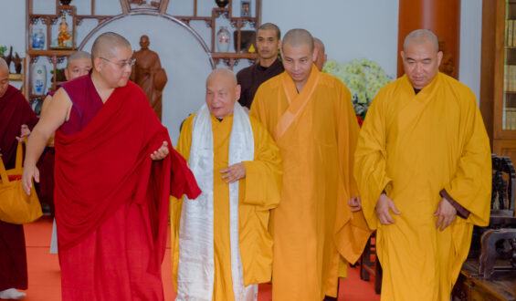 Phái đoàn Kyabje Yongzin Ling Rinpoche vấn an và đảnh lễ Hòa thượng Chủ tịch  tại chùa Quốc Ân Khải Tường