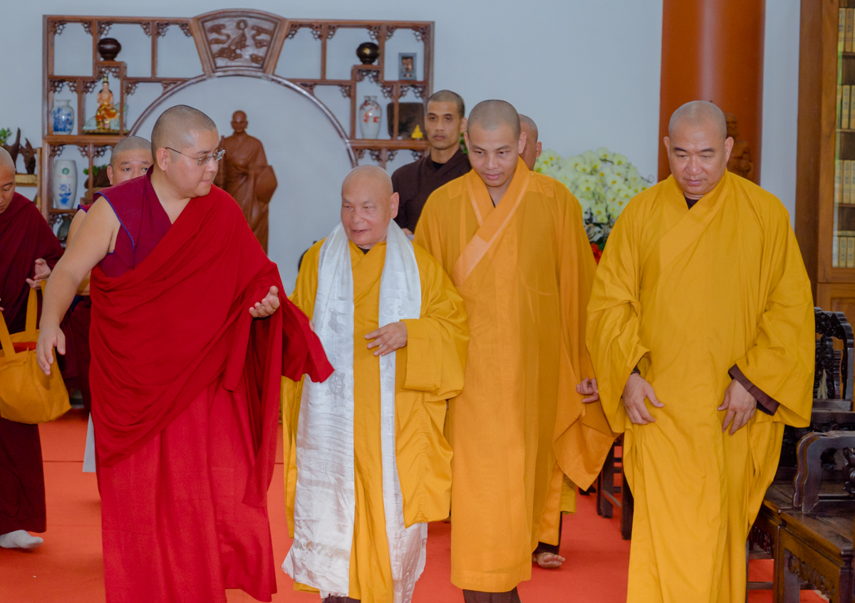 Phái đoàn Kyabje Yongzin Ling Rinpoche vấn an và đảnh lễ Hòa thượng Chủ tịch  tại chùa Quốc Ân Khải Tường
