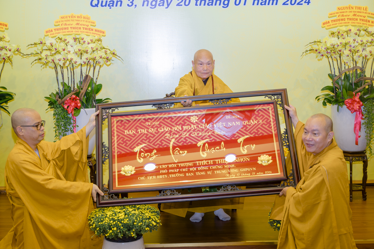 Phật giáo Quận 3 khánh chúc Trưởng lão Hòa thượng Thích Thiện Nhơn
