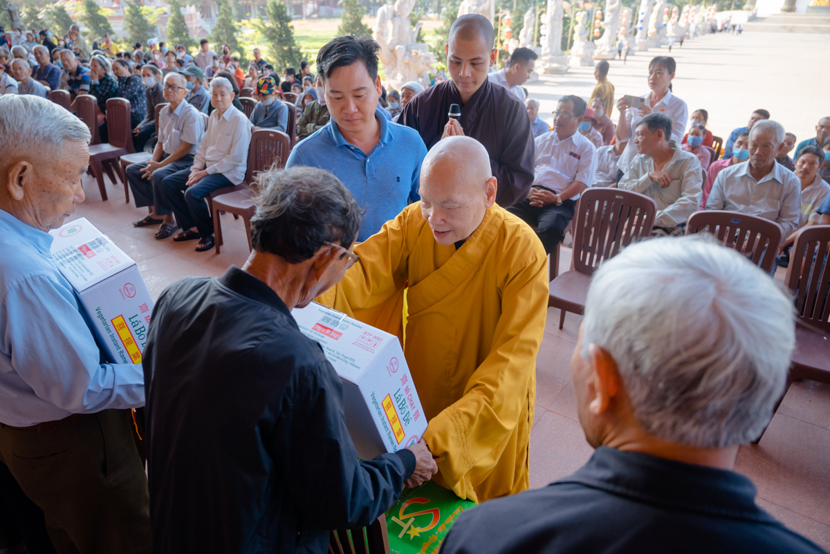 Hòa thượng Chủ tịch trao quà từ thiện Tết tại chùa Quốc Ân Khải Tường