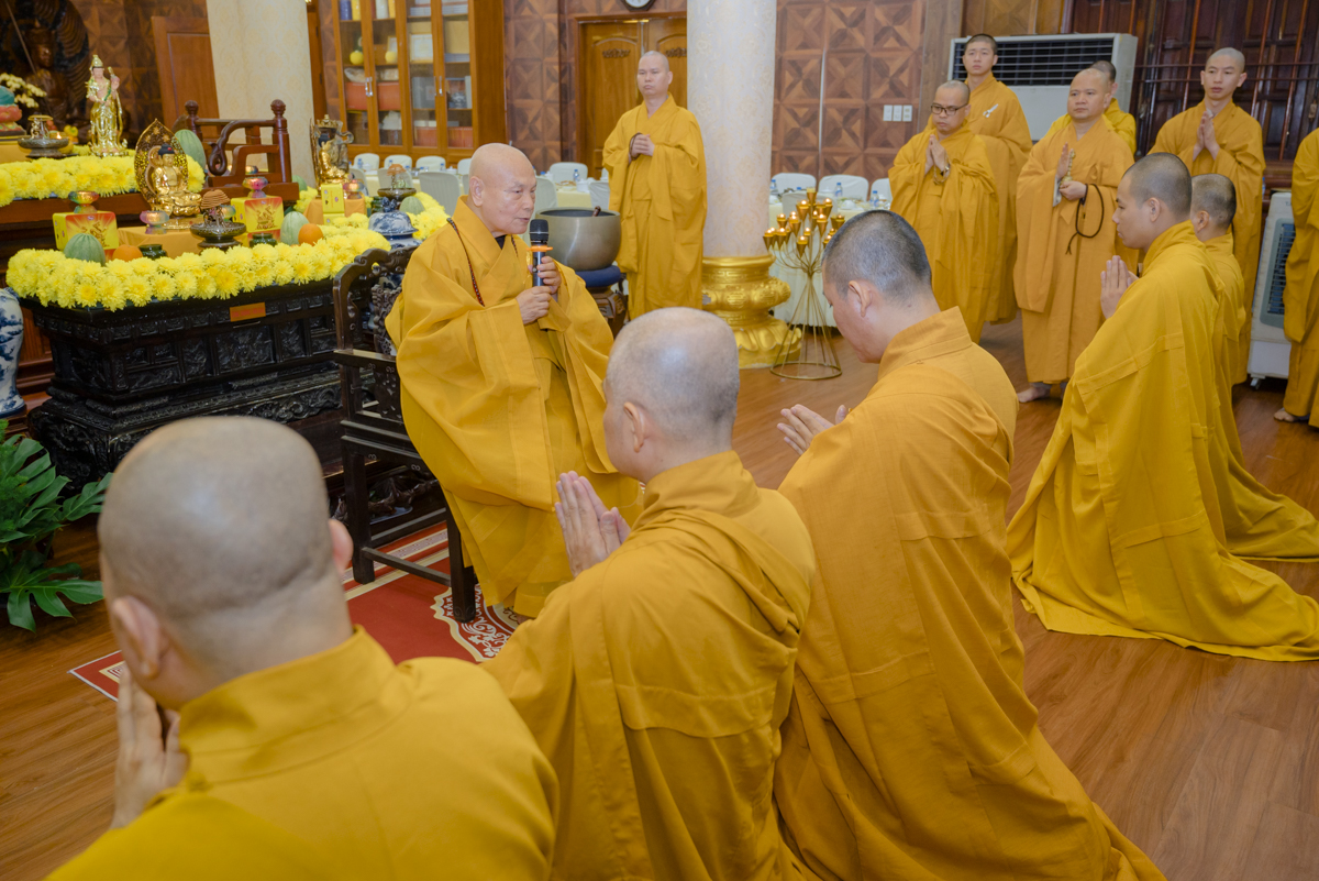 Hòa Thượng Chủ tịch huấn từ tại Lễ tạ đàn Pháp hội Dược Sư Phật giáo Quận 3