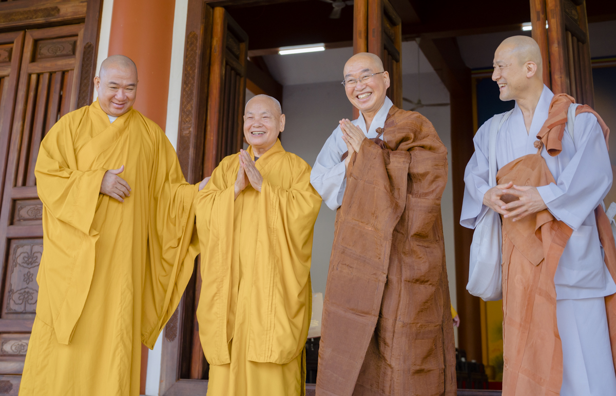 Chủ tịch Hội Phật giáo Tịnh độ Hàn Quốc vấn an Trưởng lão Hòa thượng Thích Thiện Nhơn