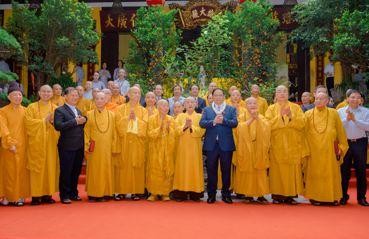Thủ tướng Phạm Minh Chính thăm chư tôn giáo phẩm Trung ương Giáo hội và chúc mừng Phật Đản PL.2568