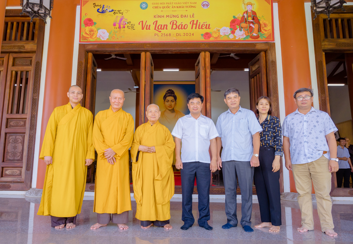 Công an huyện Long Thành chúc mừng Đại lễ Vu Lan chùa Quốc Ân Khải Tường