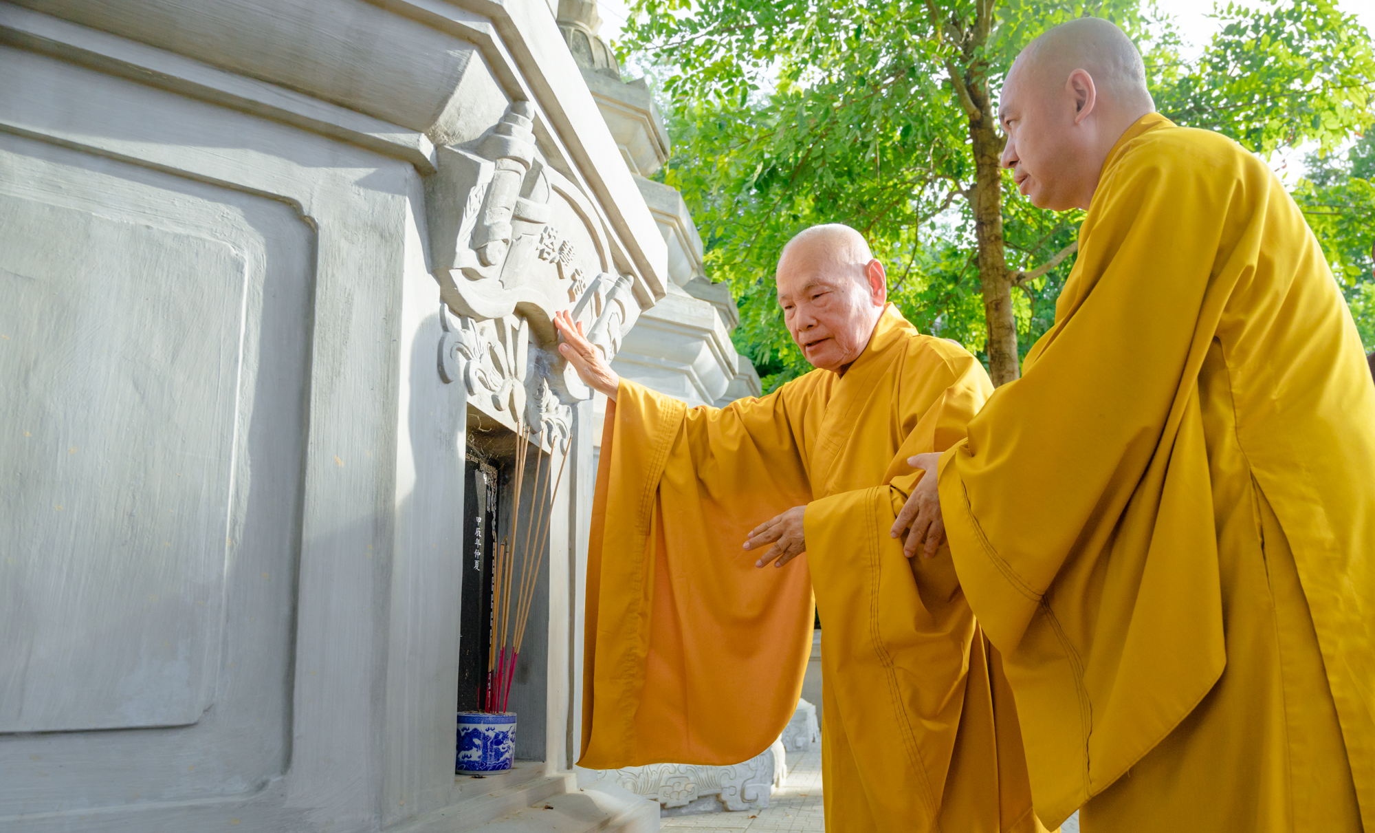 Trưởng lão Hòa thượng Chủ tịch viếng tháp Hòa thượng Thích Huệ Trí tại tổ đình Kim Tiên