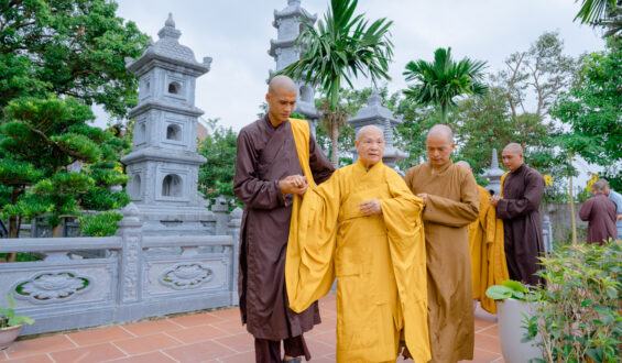 Trưởng lão Hòa thượng Chủ tịch tưởng niệm  Đức Đệ tam Pháp chủ tại tổ đình Viên Minh