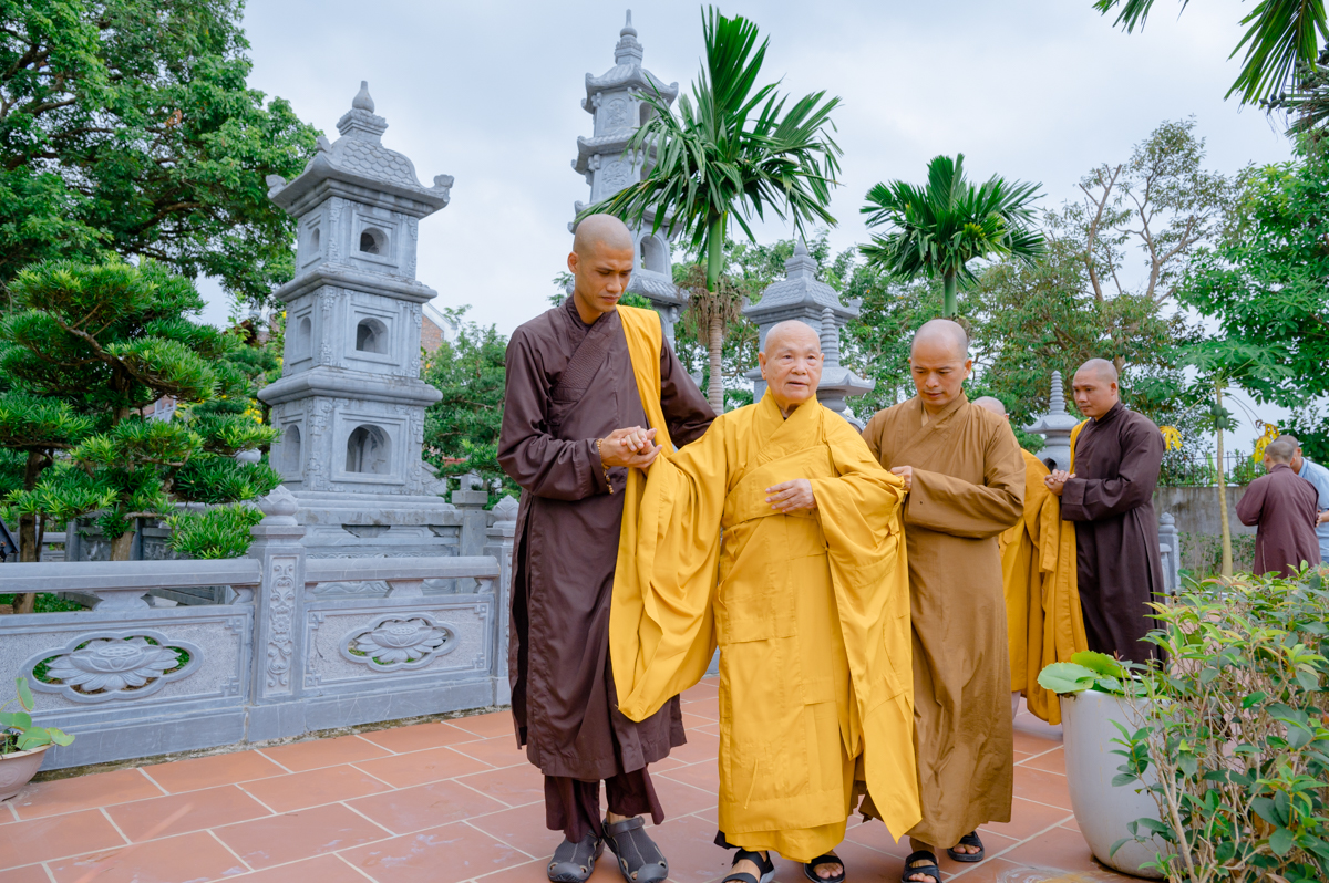 Trưởng lão Hòa thượng Chủ tịch tưởng niệm  Đức Đệ tam Pháp chủ tại tổ đình Viên Minh