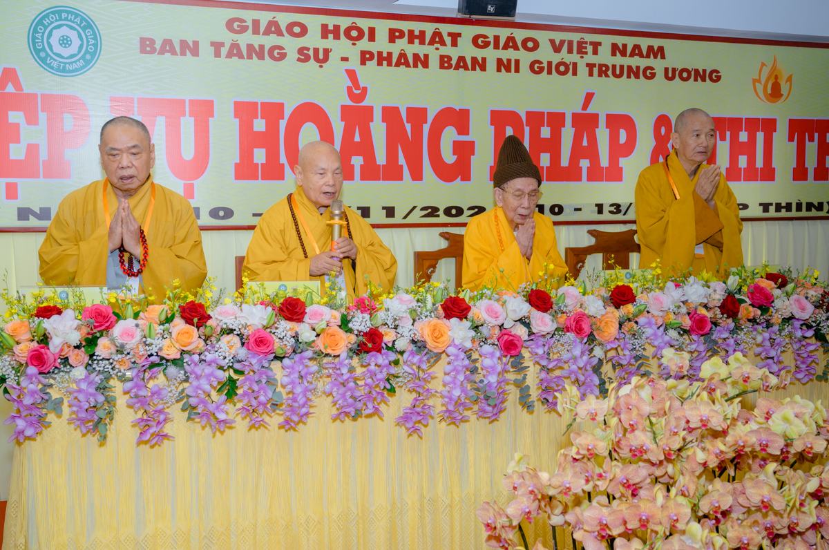 Trưởng lão Hòa thượng Chủ tịch chứng minh Khóa bồi dưỡng kỹ năng hoằng pháp cho chư Ni