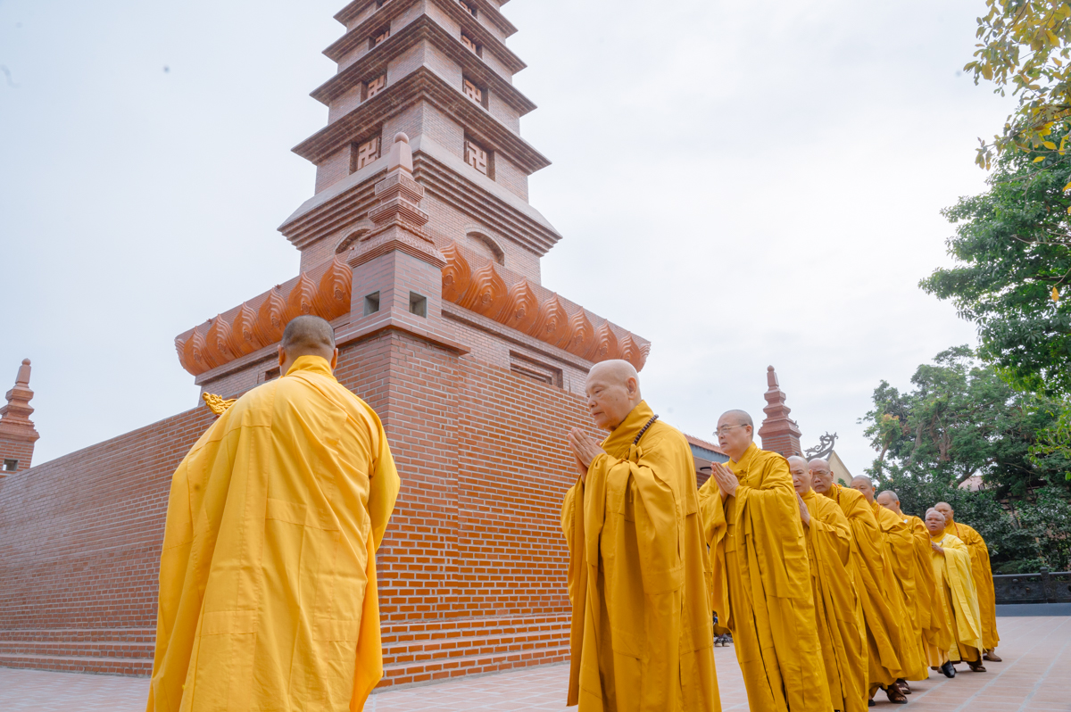 Nhiễu tháp tưởng niệm Lễ húy kỵ Trưởng lão Hòa thượng Thích Thanh Tứ